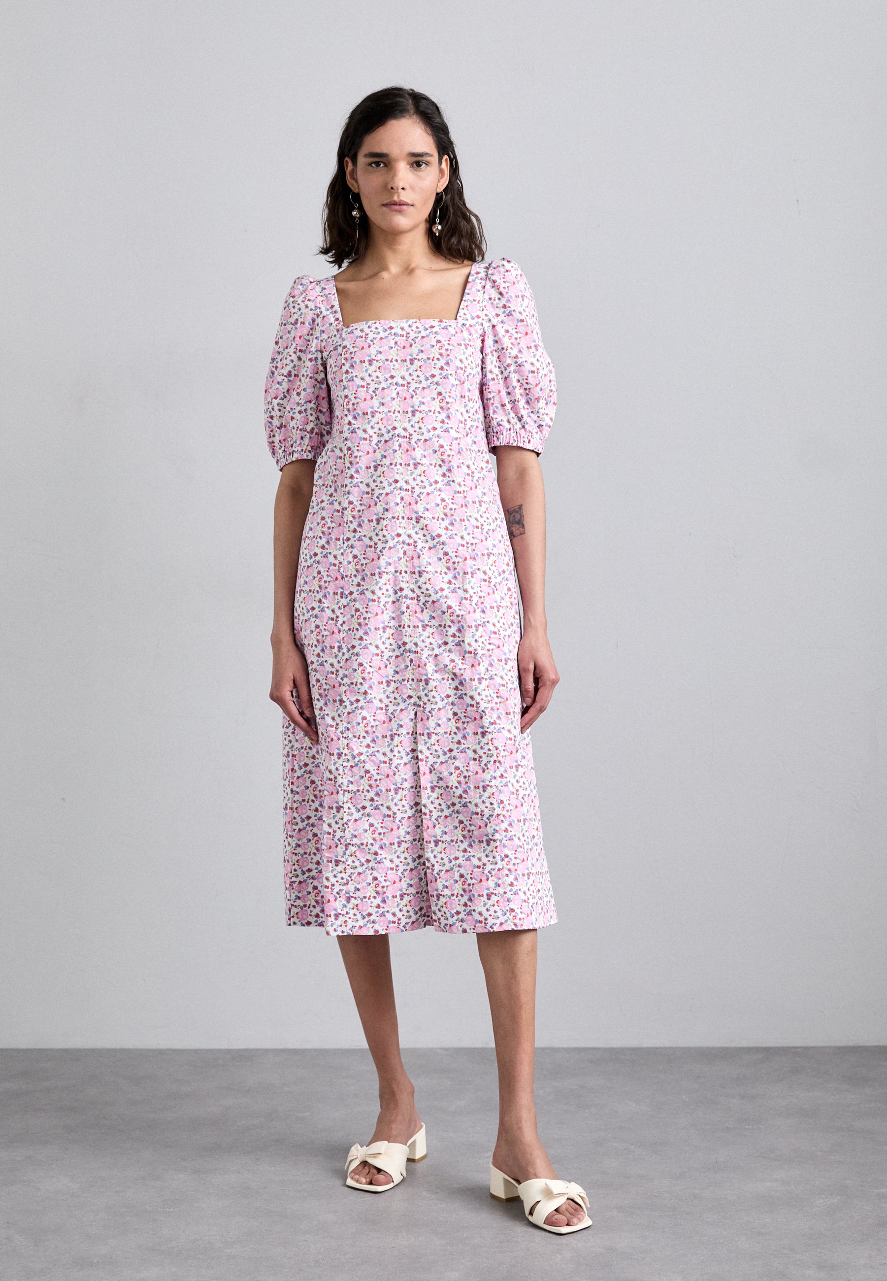 baum und pferdgarten pink dress Baum Und Pferdgarten Aviana Big Pink Flower Midi Dress