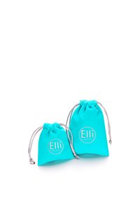 Två turkosa dragsnöre-påsar gjorda av mjukt tyg, en större och en mindre, med en silverlogotyp som säger "Elli WE ♥ JEWELS."