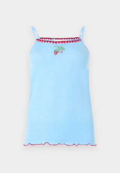 Ανοιχτό μπλε αμάνικο τοπ με λεπτές τιράντες, κόκκινη διακοσμητική τρέσα με κυματιστό σχέδιο και μικρό κεντητό μοτίβο φράουλας στο στήθος.