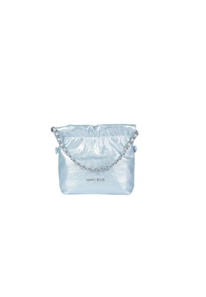 Borsa clutch metallica azzurro chiaro lucido con parte superiore arricciata e tracolla a catena argentata, con logo impresso al centro davanti.