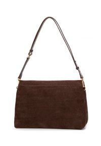 Brązowa zamszowa torba na ramię o płaskim prostokątnym kształcie i pojedynczym regulowanym skórzanym pasku. Zawiera złotą hardware i gładką fakturę.