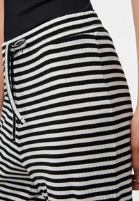 Pieces PCLAYA MW WIDE  - Broek - bright white