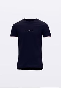 Marineblå kortermet T-skjorte i bomull, med rund hals og røde og hvite stripete detaljer på ermene, med logodetaljer.