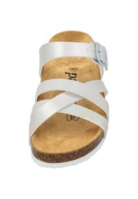 Stříbrná sandálová obuv na pásky s korkovou stélkou, strukturovanými popruhy, nastavitelnou sponou a bílou gumovou podrážkou. Velikost 37 uvedena na stélce.