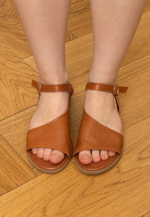 Gusti Leder, SHOES HENRIKE - Riemensandalette - braun