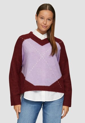 Gebreide trui met een v-hals, bordeauxrood en lichtpaarse kleuren, geometrische patronen en een comfortabele pasvorm met geribbelde manchetten.