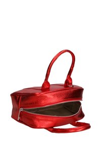 Borsa in metallo rossa con finitura texturizzata, doppio manico e apertura con zip. Presenta una fodera interna e un design rettangolare.