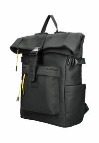 Zaino nero con roll-top realizzato in materiale resistente all'acqua, con zip gialle a contrasto, tasca frontale e spallacci regolabili.