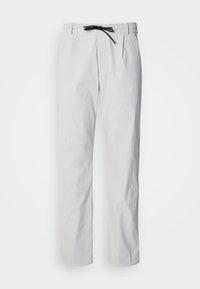 Παντελόνια σε ανοιχτό γκρι χρώμα, από βαμβακερό μείγμα, με στενή γραμμή και ρυθμιζόμενο κορδόνι στη μέση. Διαθέτουν πιέτες στο μπροστινό μέρος και πλαϊνές τσέπες για πρακτικότητα.