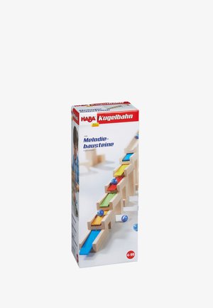 Holz-Murmelbahn-Set in farbenfrohen Segmenten. Die Box ist mit blauen, gelben, roten und grünen Akzenten versehen. Klare Gestaltung mit enthaltenen Murmeln.