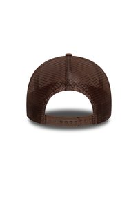 Καφέ δίχτυ καπέλο τύπου τράκερ με κυρτό γείσο, ρυθμιζόμενο κούμπωμα τύπου σναπμπάκ και υφασμάτινο μοτίβο με υφή.