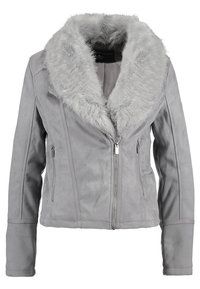 Harmaa tekosuedetakki, jossa on pehmeä tekoturkiskaulus, vetoketjullinen etuosa ja kaksi vetoketjullista sivutaskua. Sileä pinta ja muotoiltu malli.