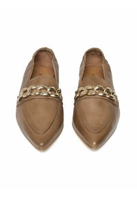 Spidse brune læder loafers med en glat tekstur, prydet med en dekorativ guld kæde over vampen. Flad således design.