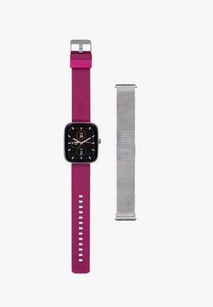 Slim smartwatch met een vierkant zwart display, een roze silicone band en een zilveren metalen mesh band aan de zijkant. Opvallende details zijn de gesp en markeringen.
