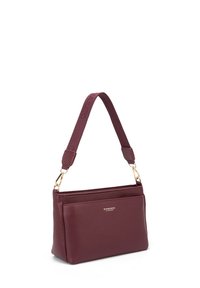 Borsa a tracolla in pelle bordeaux con finitura texturizzata, hardware dorato e tracolla removibile. Presenta una chiusura con zipper e logo impresso.