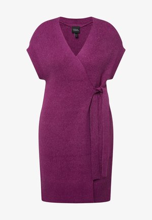 Wikkeljurk in donkerpaarse gebreide stof, met een V-hals, korte mouwen en een strikceintuur op de taille voor een verstelbare pasvorm.