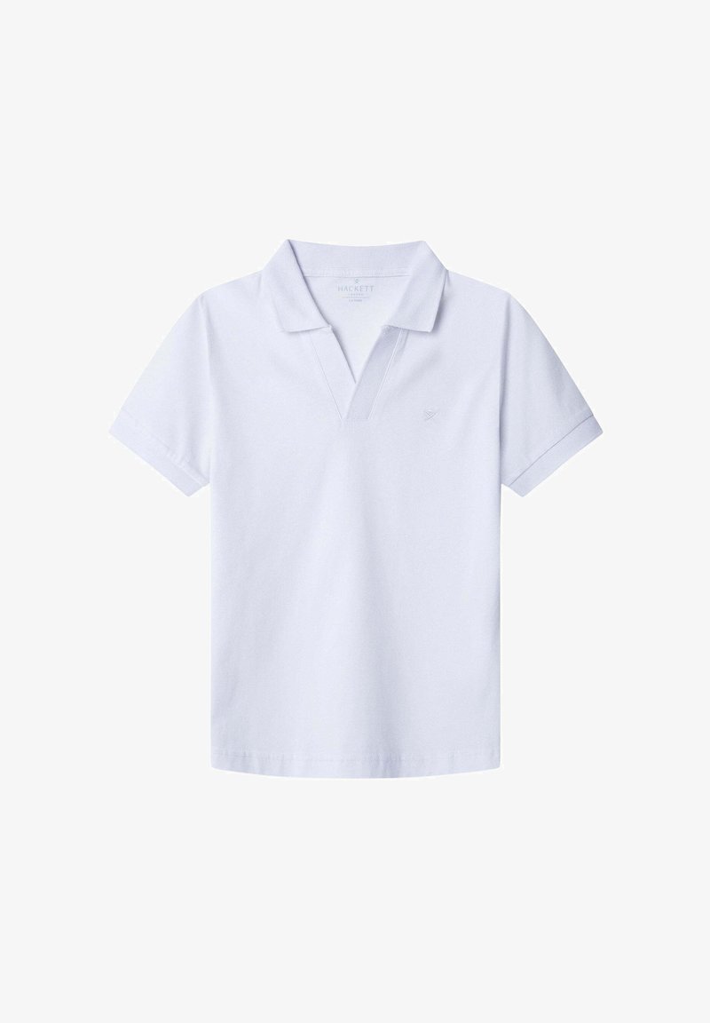 Biely polo tričko vyrobené z mäkkej bavlny, s rebrovaným golierom, krátkymi rukávmi a malou vyšívanou logom na hrudi.