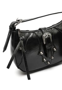 Borsa a spalla nera in ecopelle con chiusura a zip, fibbia metallica decorativa, borchie e lunghi tasselli in pelle attaccati alla zip.