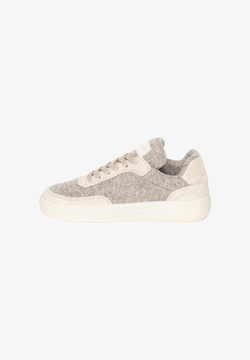 Baskets basses en tissu beige clair et gris doux avec des lacets assortis et une semelle épaisse en caoutchouc blanc sur fond blanc.