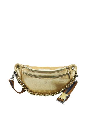 Sac bandoulière en métal doré en forme de croissant avec deux poches avant zippées, une grosse chaîne dorée et une sangle en tissu réglable avec boucle.