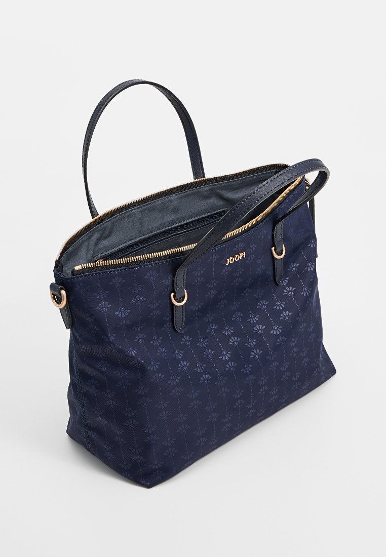 Marineblaue Handtasche aus strukturiertem Material, mit einem floralen Muster, goldfarbenen Beschlägen, zwei Griffen und einem Reißverschluss.