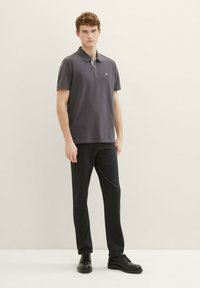 TOM TAILOR BASIC WITH CONTRAST - Pikeepaita - dark shadow