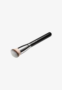 Pennello per fondotinta MAC con manico nero, silhouette affusolata e setole dense e morbide, dotato di una ghiera argentata. Finitura a texture liscia.
