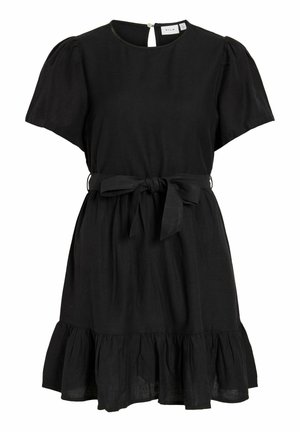 Robe noire à manches courtes avec encolure ronde, ceinture nouée à la taille, ourlet à volants, fermeture par bouton au niveau de la nuque.