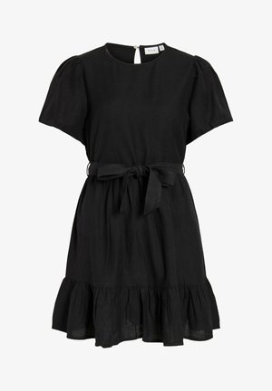 Robe noire à manches courtes avec encolure ronde, ceinture nouée à la taille, ourlet à volants, fermeture par bouton au niveau de la nuque.