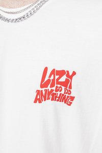 T-shirt bianca in cotone con testo rosso audace che recita "LAZY GO DO ANYTHING" in caratteri ondulati e stilizzati. Scollo rotondo.