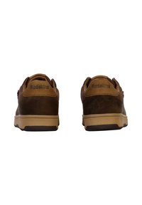 Baskets en suède marron avec une semelle en caoutchouc solide. L'arrière présente un logo en relief et un col rembourré pour plus de confort.