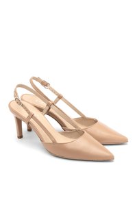Beige leren slingback hakken met een spitse neus, slanke banden, een taps toelopende hak en een gladde afwerking. Opvallende stiksels over de tenen.