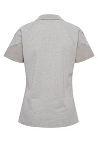 Ljusgrå pikétröja med klassisk krage, korta ärmar och mörkare grå detaljer på axlarna. Mjuk, texturerad tyg.