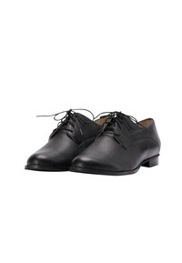 Scarpe oxford in pelle nera con una superficie liscia, punta arrotondata e lacci sottili. Presentano un piccolo tacco e un design minimalista.