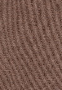 Brązowy żeberkowy materiał o miękkiej teksturze z pionowymi liniami i delikatnymi odcieniami koloru, ukazujący subtelny, tkany wzór.