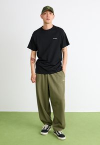 Nike Sportswear CLUB CUFF PANT  - Treniņtērpa apakšdaļas - clay green/seaweed