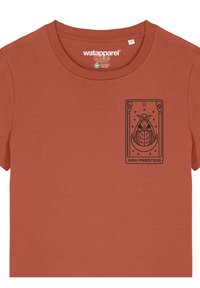 Rostfarbendes Baumwoll-T-Shirt mit rundem Halsausschnitt, versehen mit einem schwarzen Druckdesign einer Tarotkarte mit dem Titel "Hohepriesterin" auf der linken Brust.