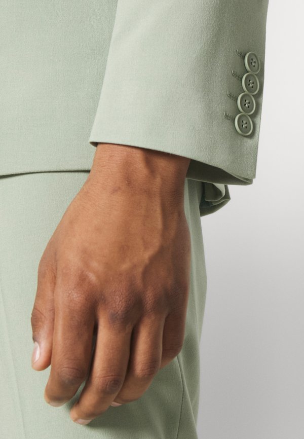 THE FASHION NOTCH - Suit2