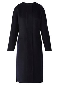 Cappotto di lana navy con design dritto, scollatura rotonda, maniche lunghe e tasche laterali. Presenta cuciture minime lungo la parte anteriore.