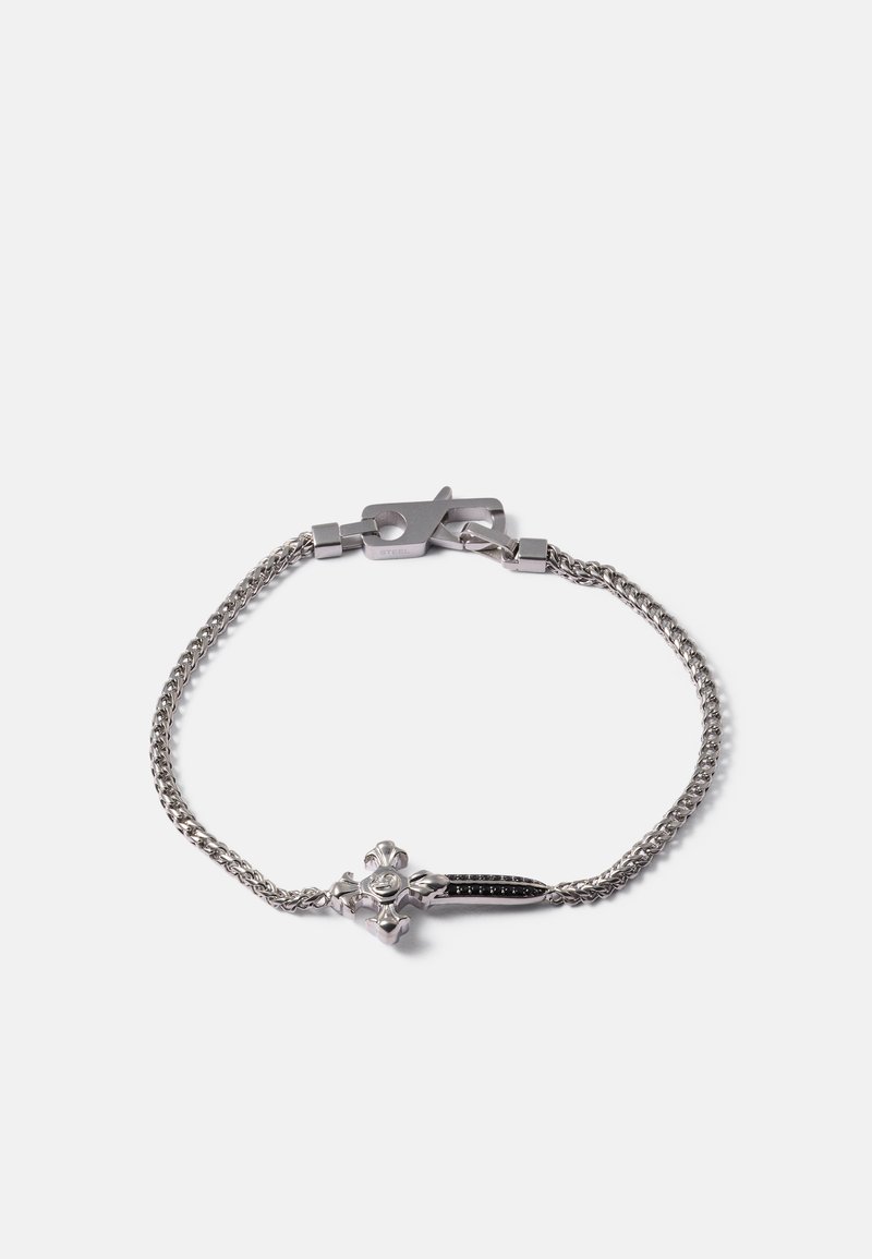 Pulseira de metal prateado com um design de corrente trançada, com um acento central de cruz adornado com pedras claras e pretas.