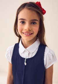 Marineblaues Kleid mit weißer Bluse, runder Ausschnitt und kurzen Puffärmeln, Reißverschluss mit dekorativem Zug, leichtes Material.