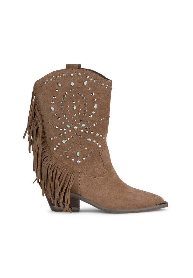 Stivale alla caviglia in suede marrone con punta affusolata, dettagli in frange, borchie argentate e accenti turchesi. Tacco basso in legno, design in stile western.