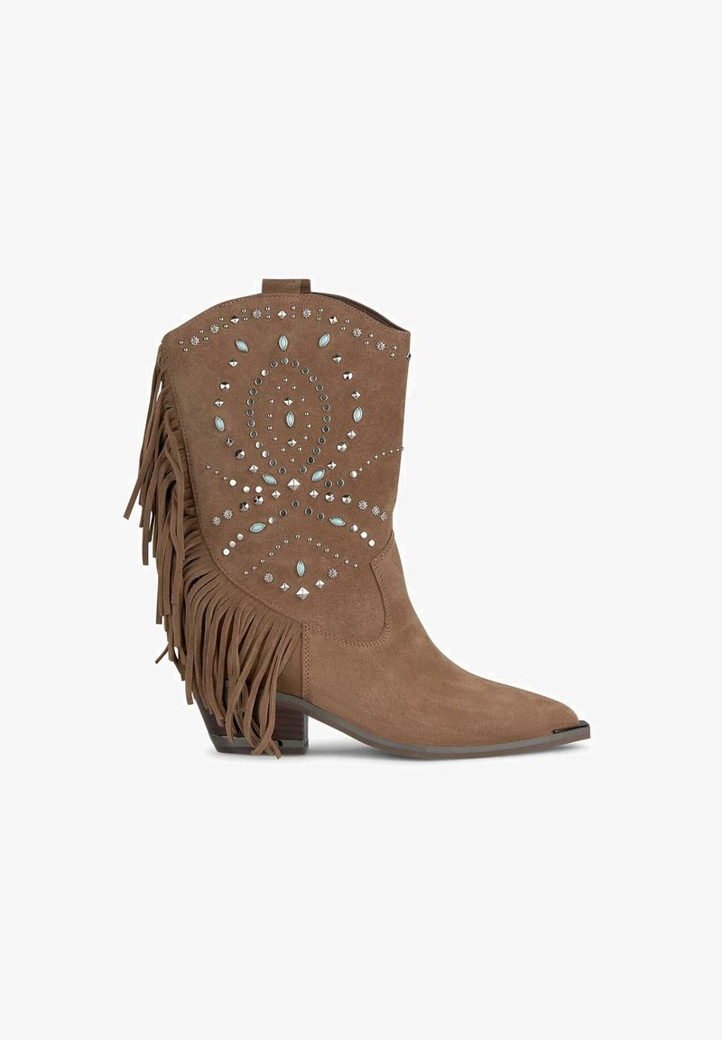 Stivale alla caviglia in suede marrone con punta affusolata, dettagli in frange, borchie argentate e accenti turchesi. Tacco basso in legno, design in stile western.