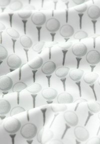 Tyger med ett upprepande mönster av golfbollar och tees, i ljusgrått på en vit bakgrund, med en slät textur och subtil lyster.