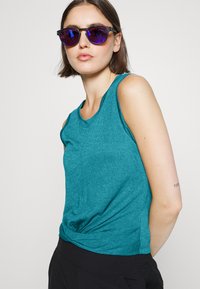 Athleta BREEZY TWIST FRONT CROP TANK - Top - borealis green