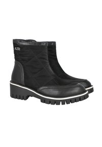 Botas negras hasta el tobillo con un upper acolchado, acentos de cuero texturizado y una suela gruesa y estriada. Presenta un detalle de logo plateado en el costado.