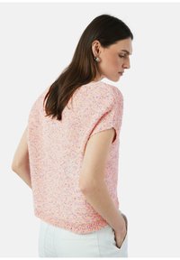 Roze en paars gespikkeld gebreid sweater met korte mouwen, losse pasvorm en een ronde halslijn, getoond van de achterkant tegen een effen achtergrond.