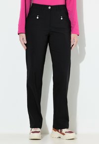 Zwarte broek met een hoge taille, een vlakke voorkant en twee zakken met rits. Gemaakt van gladde stof met een rechte pijp.