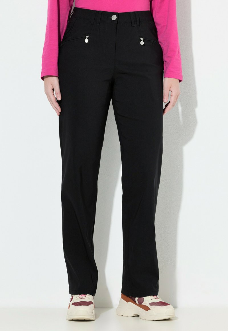 Zwarte broek met een hoge taille, een vlakke voorkant en twee zakken met rits. Gemaakt van gladde stof met een rechte pijp.