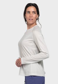 Langärmliges Sportshirt in Hellgrau, ausgestattet mit einem strukturierten Stoff mit einem Rautenmuster, rundem Ausschnitt und leicht verlängertem Saum.